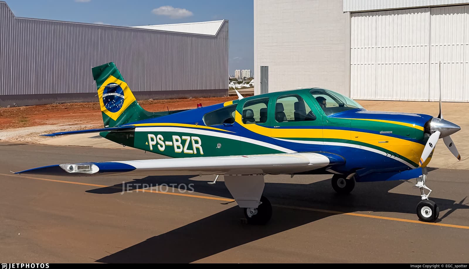 PS-BZR taxiando no hangar