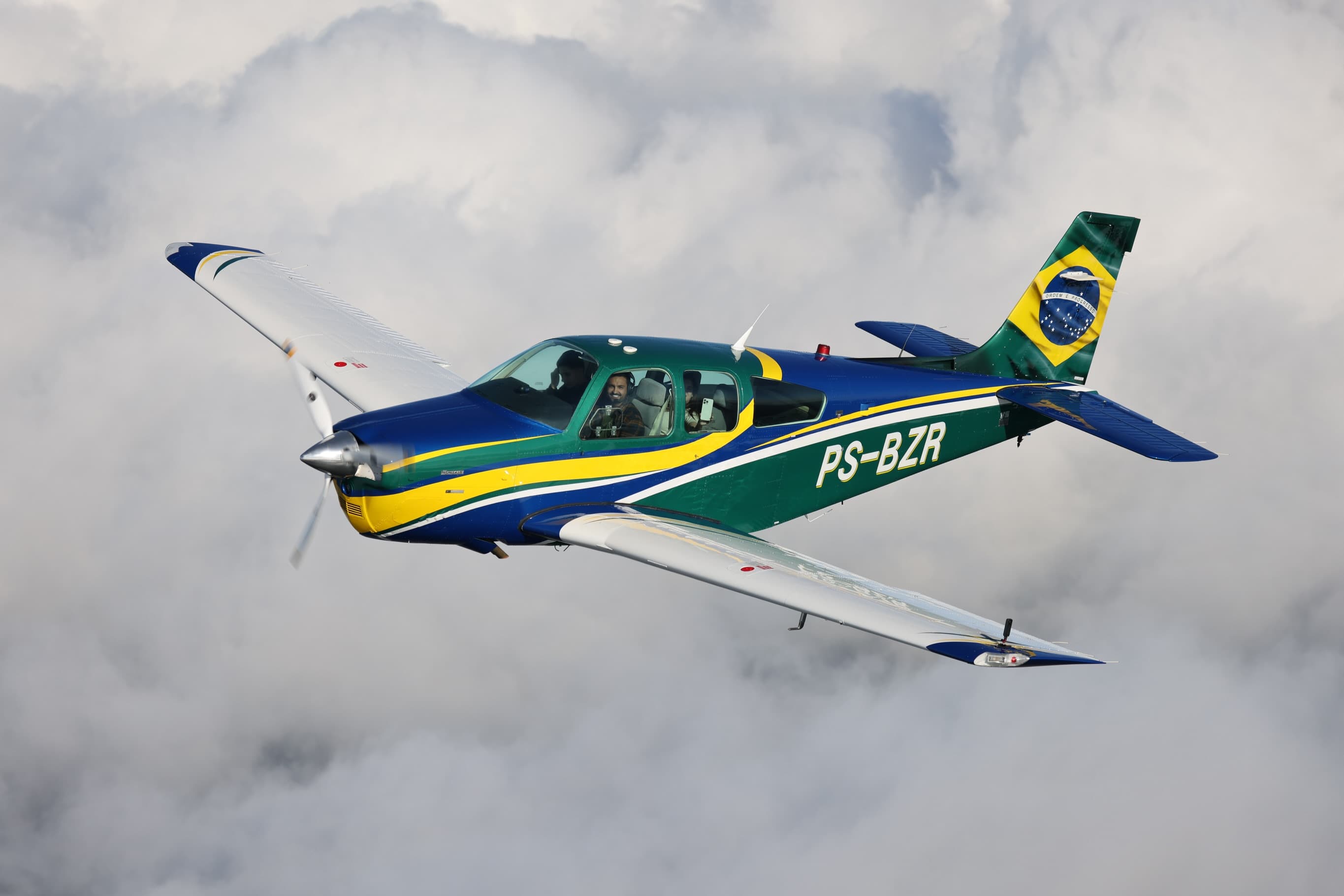 PS-BZR, o Brasileirinho, em voo entre nuvens